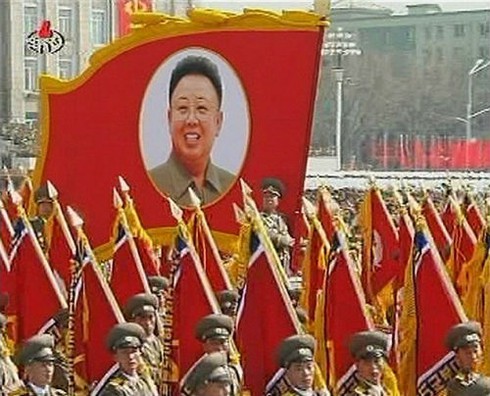 Triều Tiên duyệt binh, 'khoe' tên lửa mới