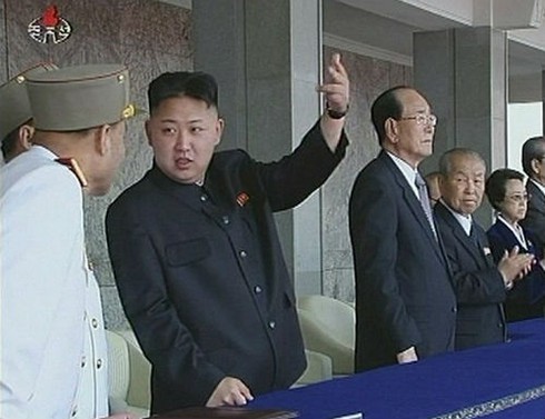 Triều Tiên duyệt binh, 'khoe' tên lửa mới