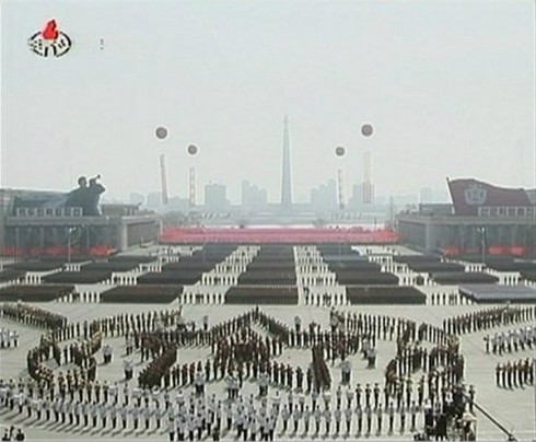 Triều Tiên duyệt binh, 'khoe' tên lửa mới