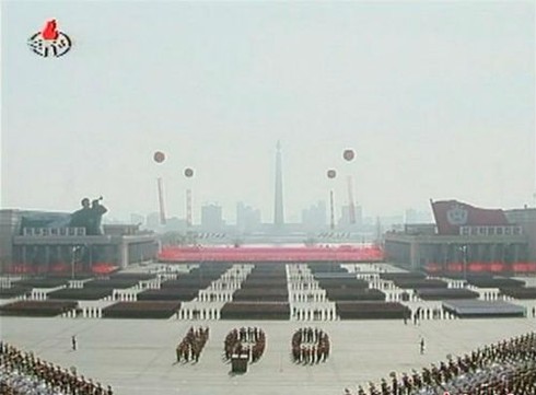 Triều Tiên duyệt binh, 'khoe' tên lửa mới