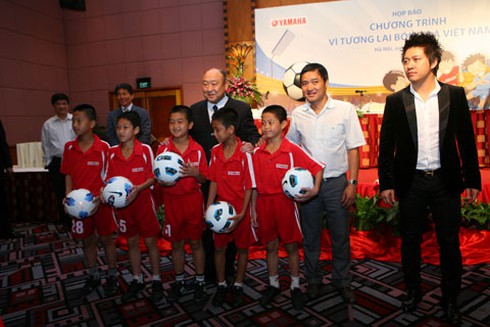 Sau scandal hôn gái lạ, Tuấn Hưng làm trọng tài bóng đá