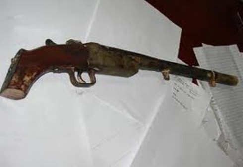 Không trả tiền đúng hẹn, vác súng đi đòi