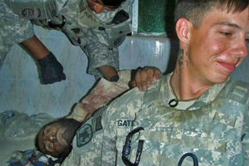 Afghanistan lại `sôi` vì hình lính Mỹ tạo dáng bên xác phiến quân