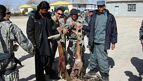 Afghanistan lại `sôi` vì hình lính Mỹ tạo dáng bên xác phiến quân