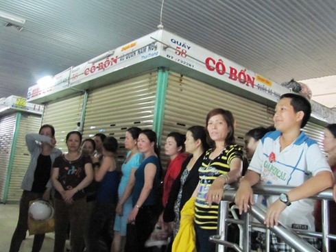 Nghe tin đồn, gần 200 tiểu thương bãi thị