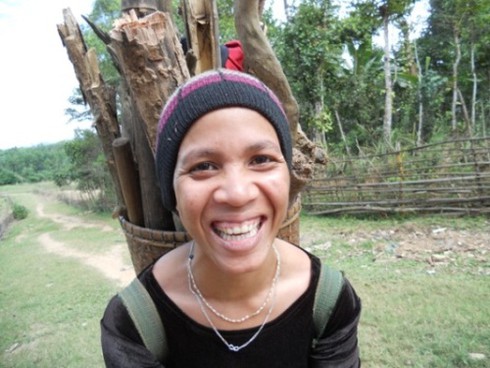 Xem ảnh đồng bào dân tộc tự bấm máy