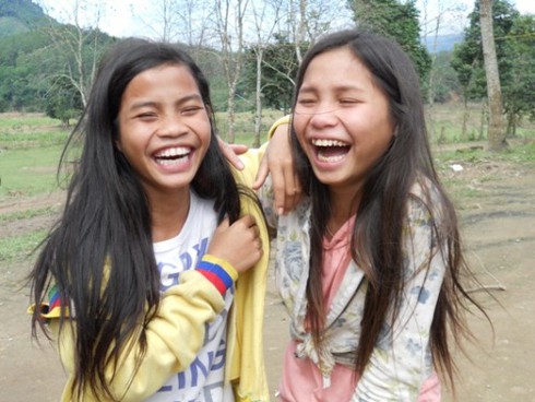 Xem ảnh đồng bào dân tộc tự bấm máy