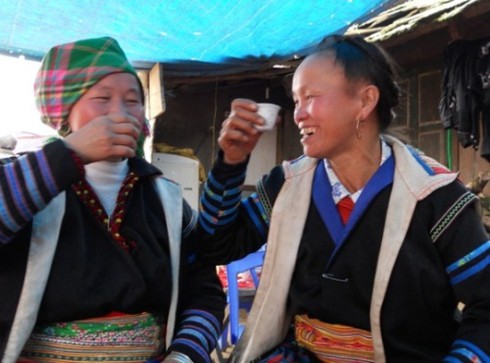 Xem ảnh đồng bào dân tộc tự bấm máy