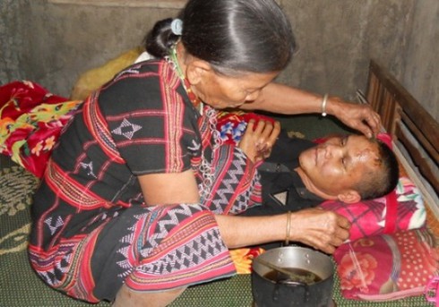 Xem ảnh đồng bào dân tộc tự bấm máy