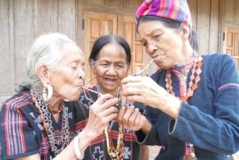 Xem ảnh đồng bào dân tộc tự bấm máy