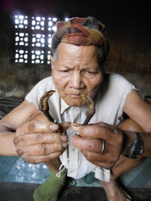 Xem ảnh đồng bào dân tộc tự bấm máy