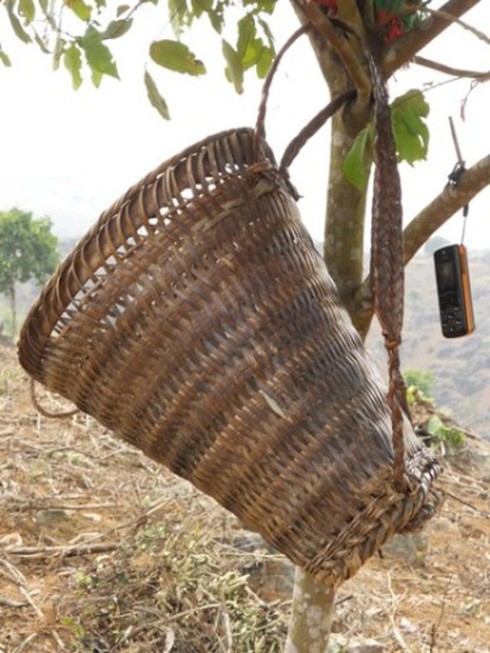 Xem ảnh đồng bào dân tộc tự bấm máy