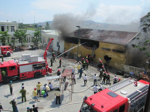 Cháy lớn thiêu rụi kho hàng điện tử Viettronimex