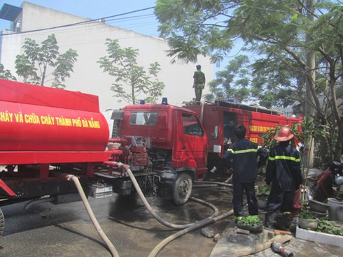 Cháy lớn thiêu rụi kho hàng điện tử Viettronimex