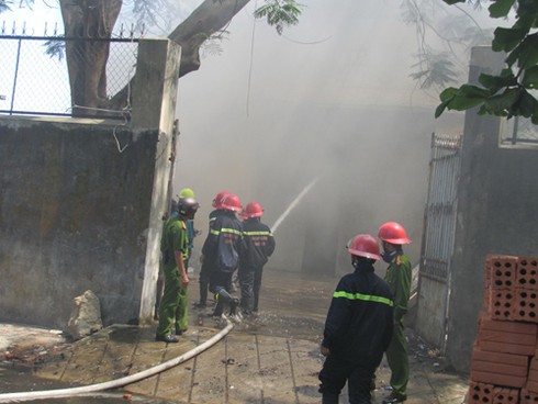 Cháy lớn thiêu rụi kho hàng điện tử Viettronimex