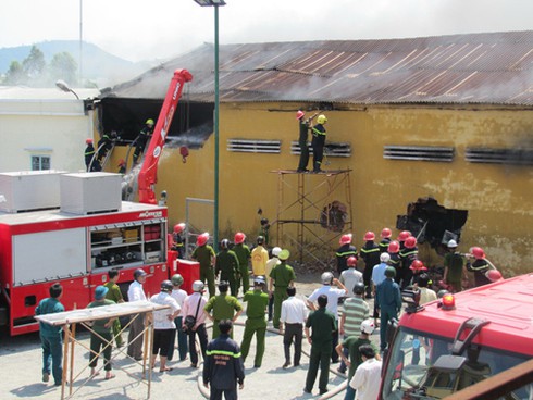 Cháy lớn thiêu rụi kho hàng điện tử Viettronimex