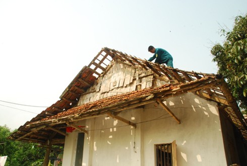 Lào Cai: Mưa đá cường độ mạnh vỡ mái hàng loạt nhà dân