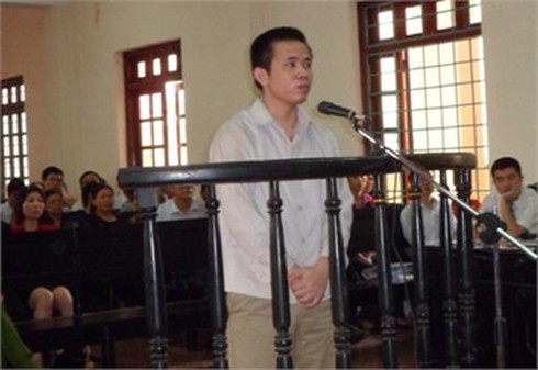 Hôm nay xét xử kẻ đánh vợ dã man, bắt vợ xem clip sex