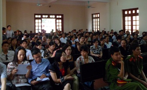 Hôm nay xét xử kẻ đánh vợ dã man, bắt vợ xem clip sex