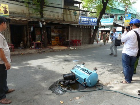 Bình bơm xe nổ như bom, một người thiệt mạng