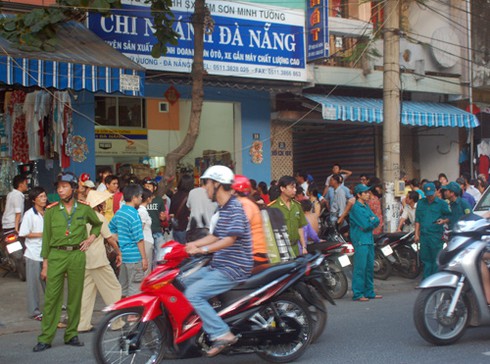 Lắp bạt che nắng, chủ bị thương, SV làm thuê chết tại chỗ