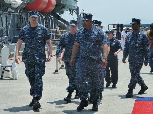 Hình ảnh ngộ nghĩnh từ soái hạm Hoa Kỳ tại Đà Nẵng!