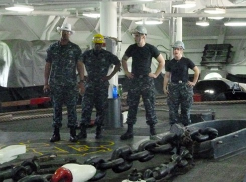 Hình ảnh ngộ nghĩnh từ soái hạm Hoa Kỳ tại Đà Nẵng!