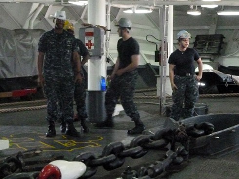 Hình ảnh ngộ nghĩnh từ soái hạm Hoa Kỳ tại Đà Nẵng!