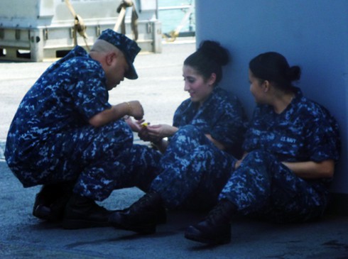 Hình ảnh ngộ nghĩnh từ soái hạm Hoa Kỳ tại Đà Nẵng!