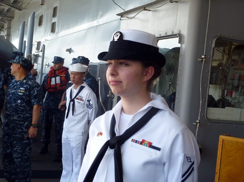 Hình ảnh ngộ nghĩnh từ soái hạm Hoa Kỳ tại Đà Nẵng!