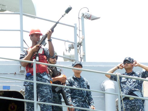 Hình ảnh ngộ nghĩnh từ soái hạm Hoa Kỳ tại Đà Nẵng!