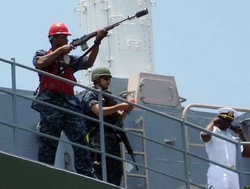 Hình ảnh ngộ nghĩnh từ soái hạm Hoa Kỳ tại Đà Nẵng!