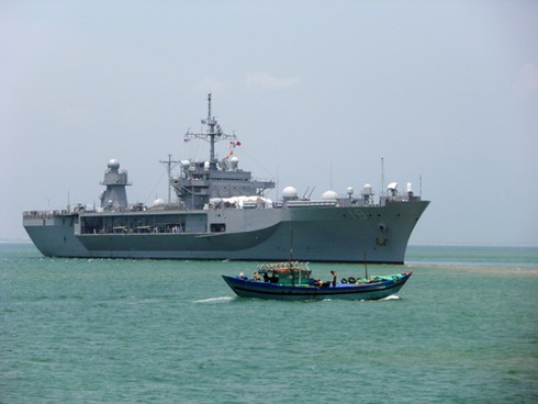 Hình ảnh ngộ nghĩnh từ soái hạm Hoa Kỳ tại Đà Nẵng!