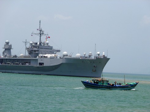 Hình ảnh ngộ nghĩnh từ soái hạm Hoa Kỳ tại Đà Nẵng!