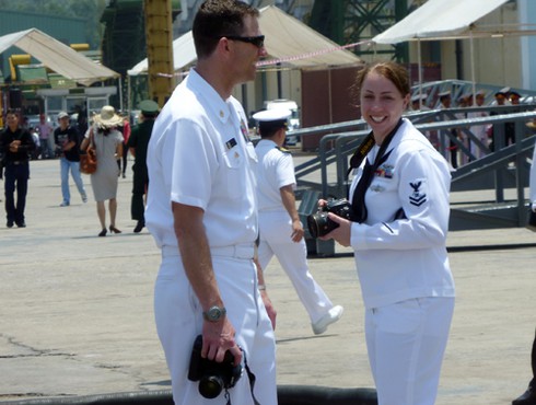 Hình ảnh ngộ nghĩnh từ soái hạm Hoa Kỳ tại Đà Nẵng!