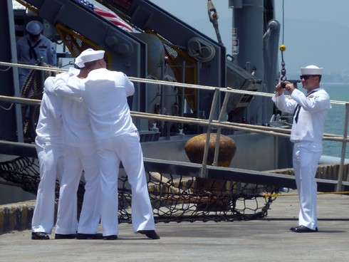 Hình ảnh ngộ nghĩnh từ soái hạm Hoa Kỳ tại Đà Nẵng!