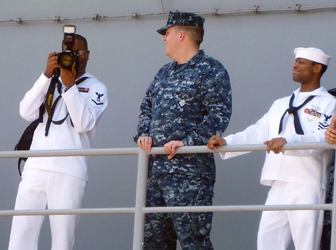 Hình ảnh ngộ nghĩnh từ soái hạm Hoa Kỳ tại Đà Nẵng!