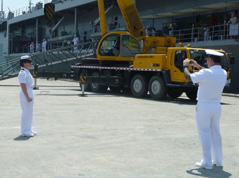 Hình ảnh ngộ nghĩnh từ soái hạm Hoa Kỳ tại Đà Nẵng!