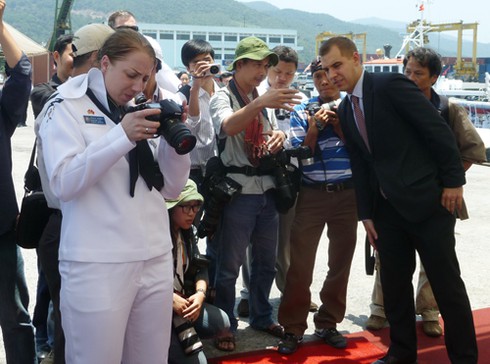 Hình ảnh ngộ nghĩnh từ soái hạm Hoa Kỳ tại Đà Nẵng!