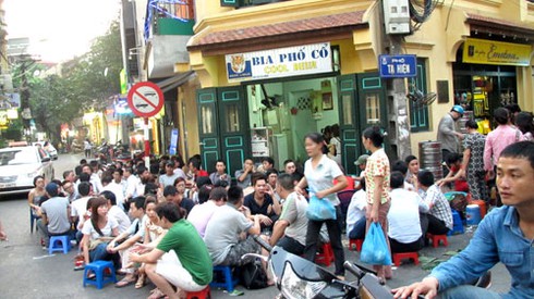 Quán bia đông nghịt khách ngày nắng nóng