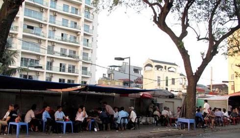 Quán bia đông nghịt khách ngày nắng nóng