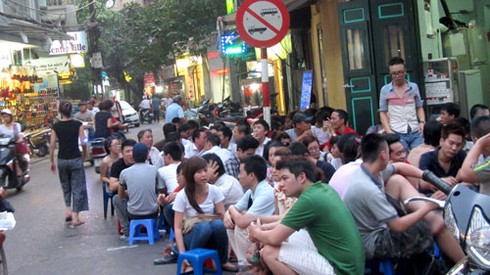 Quán bia đông nghịt khách ngày nắng nóng