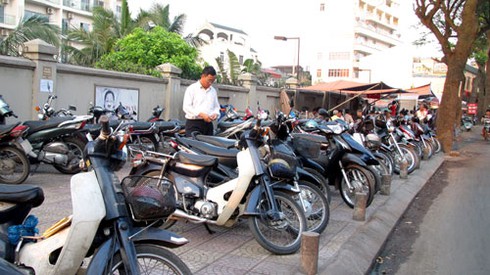 Quán bia đông nghịt khách ngày nắng nóng