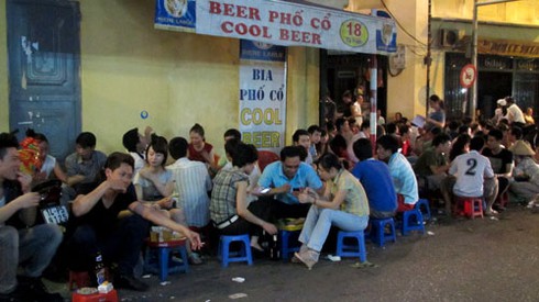 Quán bia đông nghịt khách ngày nắng nóng