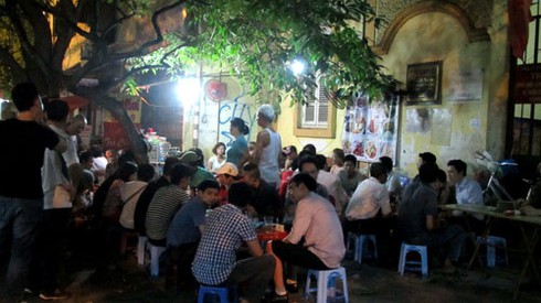 Quán bia đông nghịt khách ngày nắng nóng