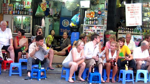 Quán bia đông nghịt khách ngày nắng nóng