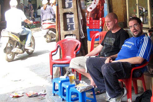 Quán bia đông nghịt khách ngày nắng nóng