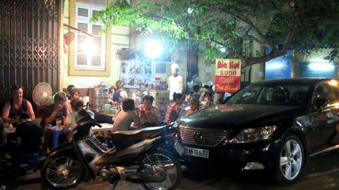 Quán bia đông nghịt khách ngày nắng nóng