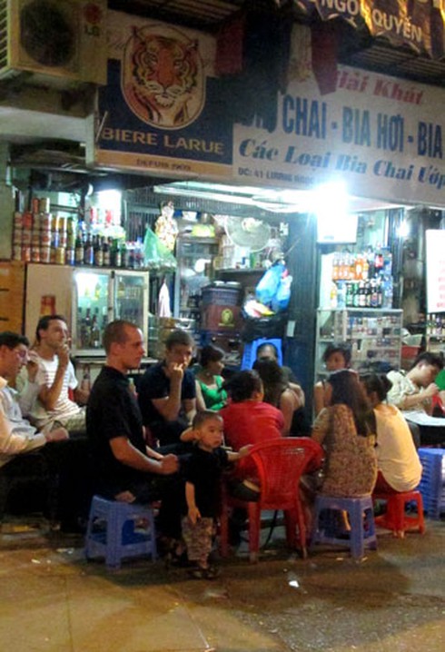 Quán bia đông nghịt khách ngày nắng nóng