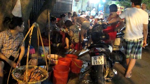 Quán bia đông nghịt khách ngày nắng nóng